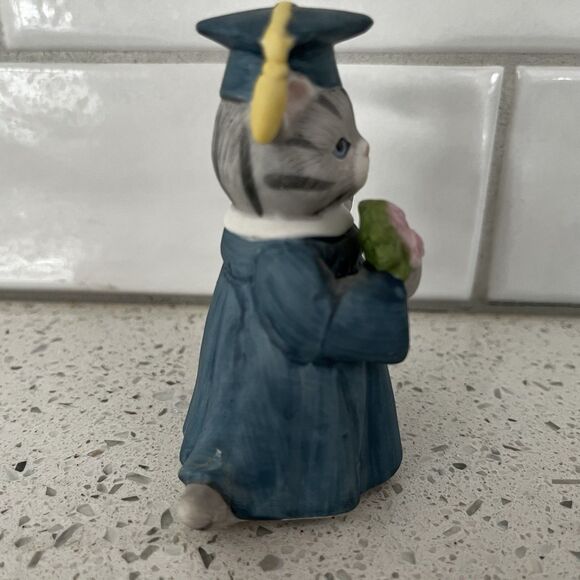 1987 Schmid Kitty Cucumber Graduate Porcelain Figurine Blue Robe Diploma Roses - Picture 4 of 5